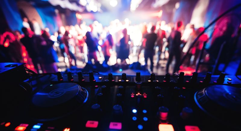 Wedding DJ Can Read the Crowd and Play Music Accordingly